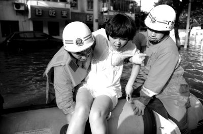 10月10日，前來余姚支援的杭州消防支隊武警官兵在南西路幫助轉(zhuǎn)移被困群眾。新華社發(fā)