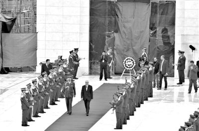 2012年11月27日，開(kāi)棺檢驗(yàn)阿拉法特尸骨后，巴方為其舉辦重新安葬儀式。