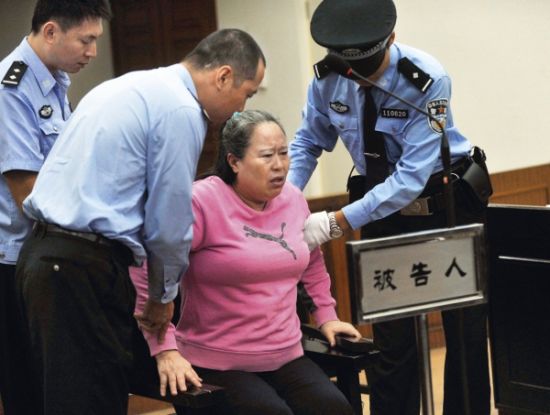 9月24日，在公訴人宣讀起訴書時(shí)，丁書苗因身體不停顫抖一度站立不穩(wěn)，被法警扶住