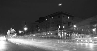 美國駐德國大使館夜景，這里被懷疑設(shè)有監(jiān)聽站。