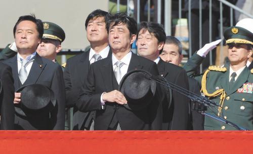 　27日上午，日本首相安倍晉三在琦玉縣的自衛(wèi)隊朝霞訓練場出席陸上自衛(wèi)隊年度閱兵式
