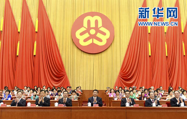 習近平、李克強、張德江、俞正聲、劉云山、王岐山、張高麗等在主席臺就座，祝賀大會召開。