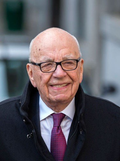 20日，從最高法院出來，默多克一臉輕松。路透社