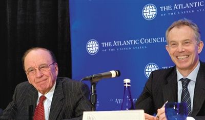 2008年，布萊爾與默多克在美國(guó)參加一國(guó)際會(huì)議。