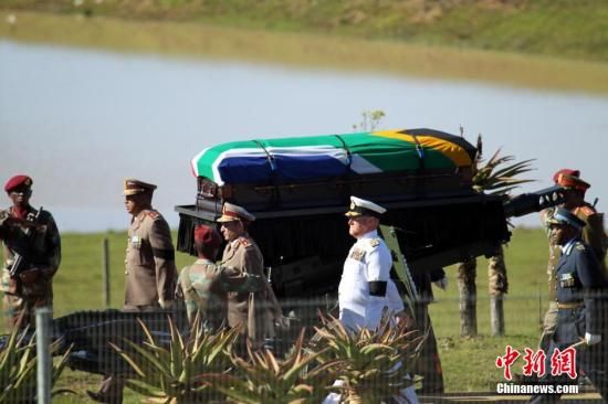 圖為南非海、陸、空三軍首腦為曼德拉護靈。宋方燦 攝