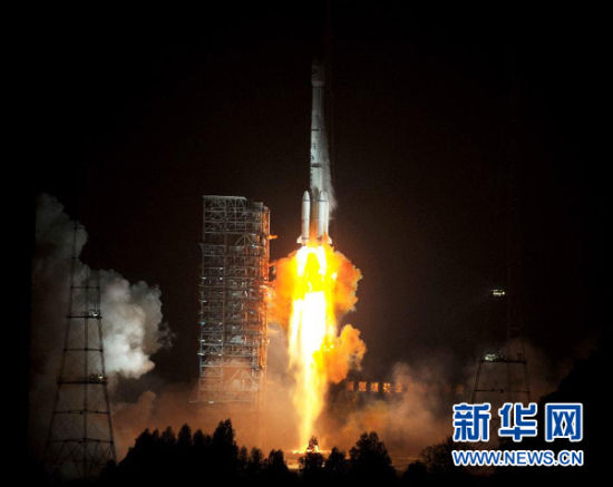 12月21日,載有玻利維亞通信衛(wèi)星的長(zhǎng)征三號(hào)乙運(yùn)載火箭點(diǎn)火發(fā)射。當(dāng)日零時(shí)42分,我國(guó)在西昌衛(wèi)星發(fā)射中心用長(zhǎng)征三號(hào)乙運(yùn)載火箭,成功將玻利維亞通信衛(wèi)星發(fā)射升空,衛(wèi)星順利進(jìn)入預(yù)定軌道。玻利維亞通信衛(wèi)星是該國(guó)擁有的第一顆衛(wèi)星。新華社記者 燕雁 攝