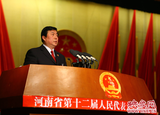 省人民檢察院檢察長(zhǎng)蔡寧向大會(huì)作工作報(bào)告。