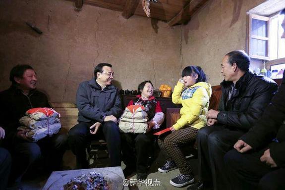 27日，李克強(qiáng)到安康旬陽金坡村看望留守兒童。