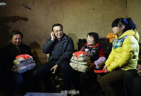 27日，李克強(qiáng)到安康旬陽金坡村看望留守兒童。