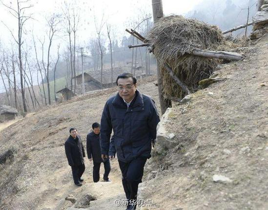 27日，李克強(qiáng)到安康旬陽金坡村看望留守兒童。