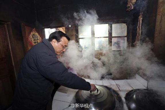 27日，李克強(qiáng)到安康旬陽金坡村看望留守兒童。