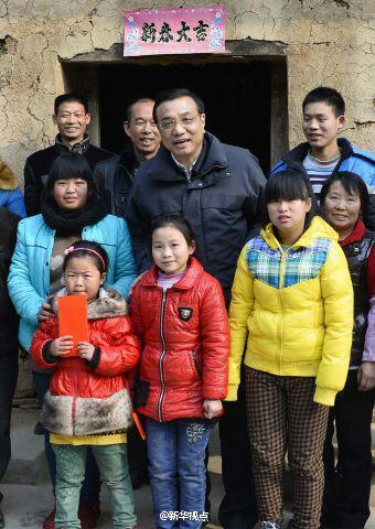 27日，李克強(qiáng)到安康旬陽金坡村看望留守兒童。