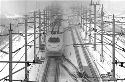 昨日，由武漢始發(fā)到北京G508次高鐵沿途被大雪覆蓋，列車廣播告知受降雪天氣影響，為確保行車安全降速運(yùn)行，預(yù)計(jì)晚點(diǎn)1小時(shí)10分鐘。圖/CFP