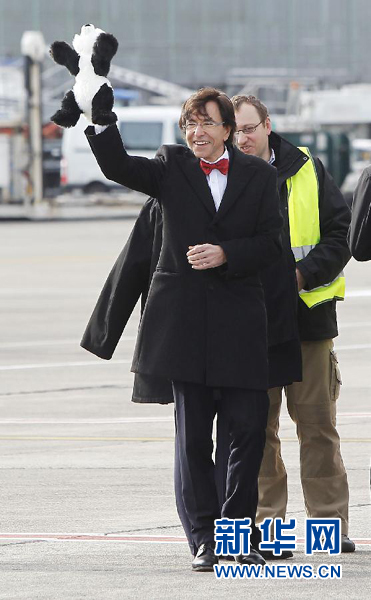 2月23日，在比利時首都布魯塞爾的國家機場，比利時首相迪呂波手舉熊貓玩具歡迎大熊貓“星徽”和“好好”