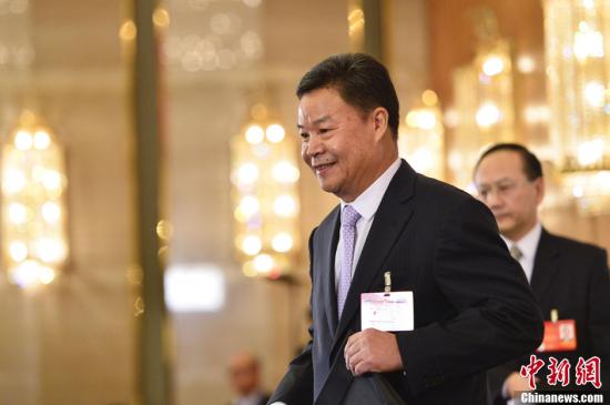 呂新華向中外媒體介紹本次大會有關(guān)情況并回答記者提問。中新社發(fā) 廖攀 攝