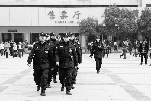 3月2日，鄭州市特警加強對人員密集場所的武裝巡邏。