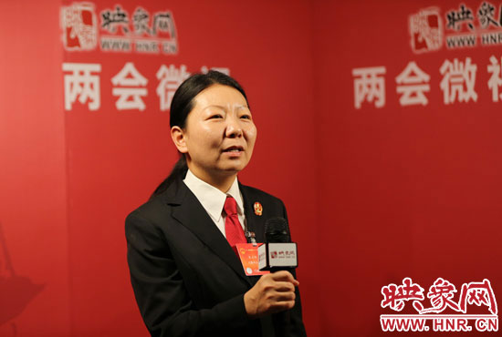 在映象網(wǎng)全國兩會北京演播室，全國人大代表、寶豐縣鬧店鎮(zhèn)法庭庭長朱正栩做客《兩會微視》訪談。