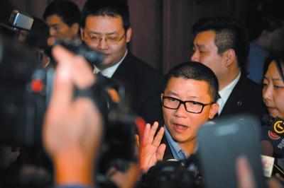 3月10日23時(shí)許，與馬航失聯(lián)航班部分乘客家屬乘坐同一航班的乘客在北京首都機(jī)場(chǎng)辦理值機(jī)手續(xù)。新華社