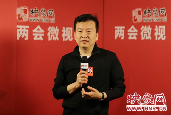 全國(guó)人大代表張澤群接受映象網(wǎng)“兩會(huì)微視”訪(fǎng)談。