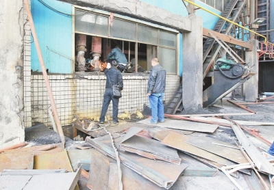 工作人員拆除市區(qū)一處燃煤鍋爐設備