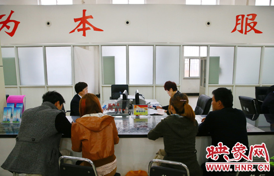 在陽光大廈一樓大廳內(nèi)，分布著人社局、民政局等與群眾利益相關(guān)的民生服務(wù)窗口。