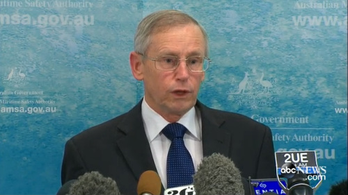 澳大利亞海事局官員正在介紹關(guān)于馬航失聯(lián)客機(jī)的搜索情況。