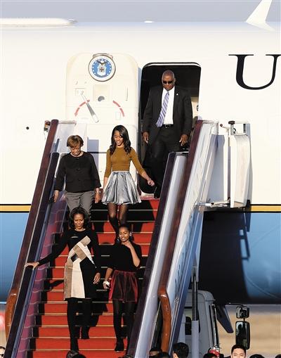 昨日下午5時30分，美國第一夫人米歇爾走出專機艙門，抵京開始訪華。與其一同來訪的家庭成員還有她的母親