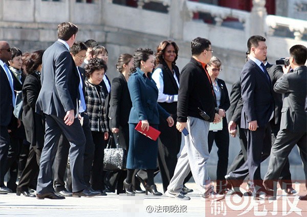 　　3月21日上午，美國總統(tǒng)夫人米歇爾參觀故宮，彭麗媛陪同。彭麗媛一身湖藍色裙裝，米歇爾黑白色職業(yè)裝