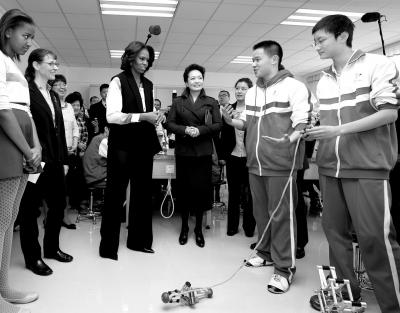 昨天上午，彭麗媛與米歇爾共同參觀北師大二附中，觀看學(xué)生們演示自己設(shè)計(jì)制作的幾何機(jī)器人。