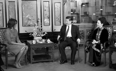 昨晚，國(guó)家主席習(xí)近平和夫人彭麗媛在北京釣魚(yú)臺(tái)國(guó)賓館會(huì)見(jiàn)美國(guó)總統(tǒng)奧巴馬夫人米歇爾。