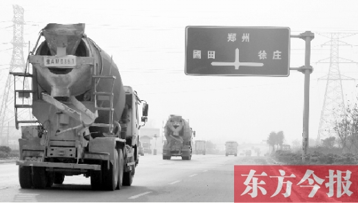 3月25日，兩輛水泥罐車在鄭汴物流通道行駛。大車“橫行”的道路上極易發(fā)生各種交通事故