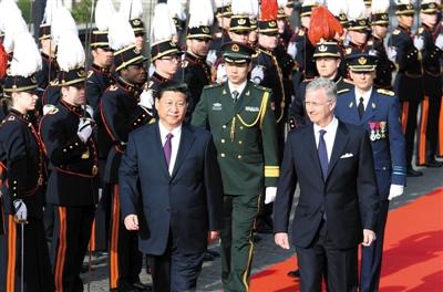 30日，習(xí)近平在會見比利時國王菲利普前，出席菲利普國王在王宮廣場舉行的隆重歡迎儀式。新華社發(fā)