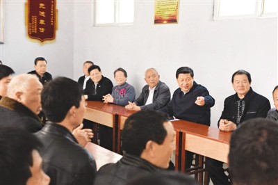 3月17日，習(xí)近平在河南省蘭考縣東壩頭鄉(xiāng)張莊村村委會(huì)與干部群眾座談，聽取意見和建議。