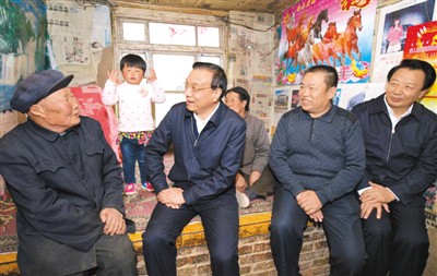 3月27日，李克強(qiáng)在內(nèi)蒙古自治區(qū)翁牛特旗橋頭鎮(zhèn)太平莊村看望貧困戶。