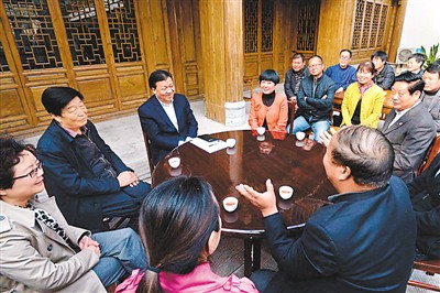 3月23日，劉云山在陜西省咸陽(yáng)市禮泉縣煙霞鎮(zhèn)袁家村與基層干部群眾座談，聽取對(duì)教育實(shí)踐活動(dòng)的意見建議。