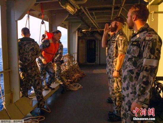 　據(jù)澳大利亞海軍4月11日發(fā)布的圖片顯示，中澳海軍海上聯(lián)合搜尋失聯(lián)客機。據(jù)悉，澳大利亞總理當天表示，澳方執(zhí)行搜尋失聯(lián)客機任務的搜救人員已獲知黑匣子的大致位置。
