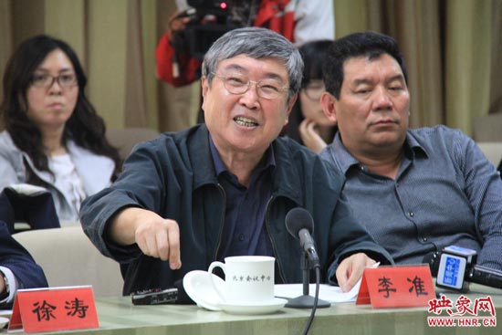 著名評論家李準正在發(fā)言