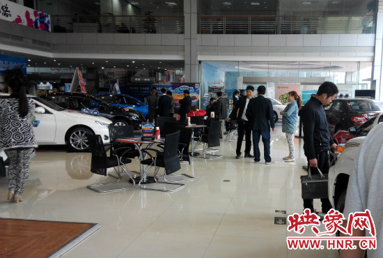 一大早來到4S店選車的顧客絡繹不絕。