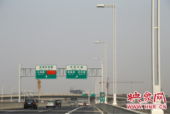 市民可通過北三環(huán)快速路高架橋直達東區(qū)。