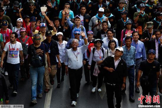 5月9日，泰國反政府示威者在素帖（中）的領(lǐng)導(dǎo)下在曼谷市中心游行。