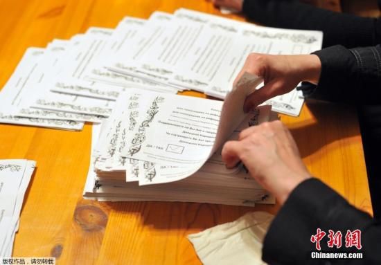 　　當(dāng)?shù)貢r間2014年5月11日，烏克蘭東部地區(qū)選舉工作人員開始公投計(jì)票工作。