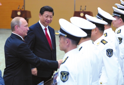 習(xí)近平與普京共同出席中俄聯(lián)合軍演開幕式。