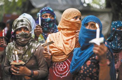 印度民眾舉行紀念儀式，悼念在強奸案中遇害的兩名少女。