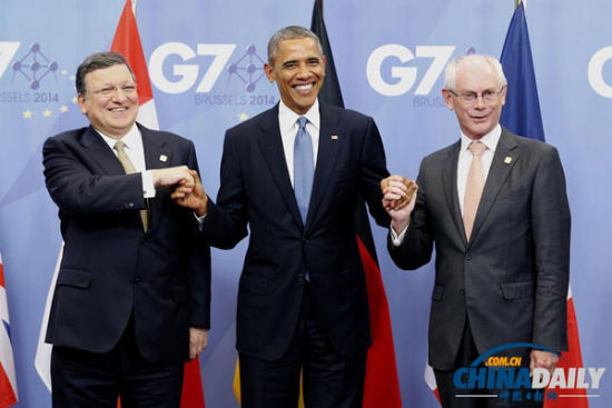 資料圖：6月4日，歐洲理事會主席范龍佩（右）和歐盟委員會主席巴羅佐（左）在會場門口歡迎前來與會的美國總統(tǒng)奧巴馬。由歐盟主持的七國集團領導人會晤4日晚間在布魯塞爾開幕，烏克蘭問題成為本次峰會核心議題。（新華社發(fā) 歐盟理事會供圖）