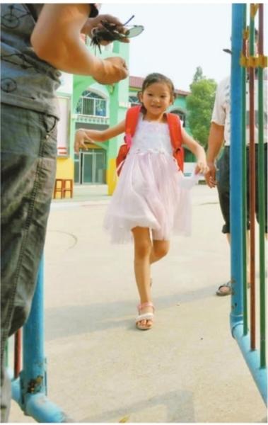 　　昨日，潛江市浩口鎮(zhèn)第三小學(xué)已被戒嚴(yán)，下午幼兒園學(xué)生放學(xué)時(shí)，一些家長(zhǎng)前來(lái)接孩子