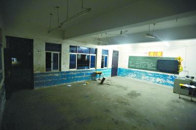 　　昨晚10時(shí)，事發(fā)教室里的書桌幾乎被搬空，一個(gè)損壞的書桌倒在地上