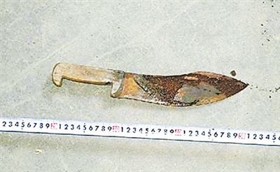 嫌疑人帶到現(xiàn)場的刀具