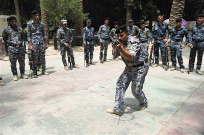 　5日，伊拉克巴格達(dá)，新招募的安全部隊(duì)成員進(jìn)行訓(xùn)練。