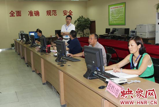 今年我省高招錄取工作正在平穩(wěn)正常開展，圖為投檔組工作人員。