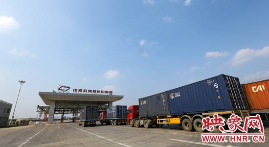 一頭連著生產(chǎn)，一頭牽著消費(fèi)，現(xiàn)代物流業(yè)成為經(jīng)濟(jì)運(yùn)行的血脈。